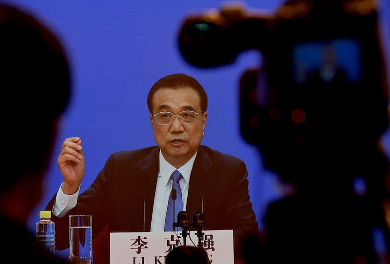 2020年5月28日，李克强在回答记者问题时称，中国人均年收入是3万元人民币，但有6亿人每个月的收入也就1000元。（AFP）
