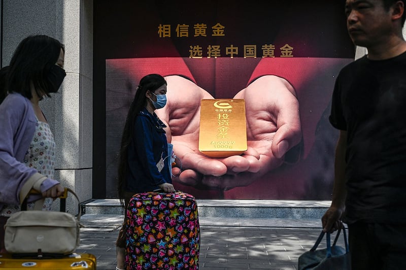 2023年9月15日,行人走过北京街道上的一家金店。(法新社)