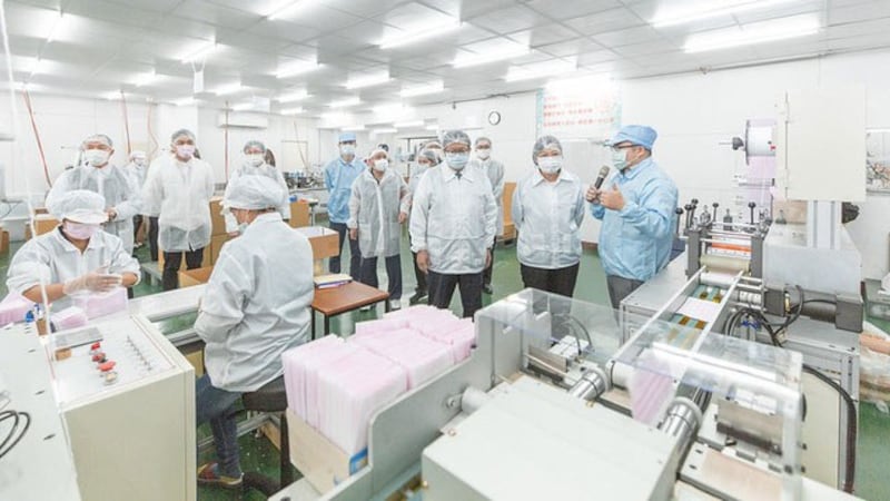蔡英文3月9日前往桃园访视易廷企业公司，宣布台湾制造口罩一天产能突破1千万片。（总统府提供）