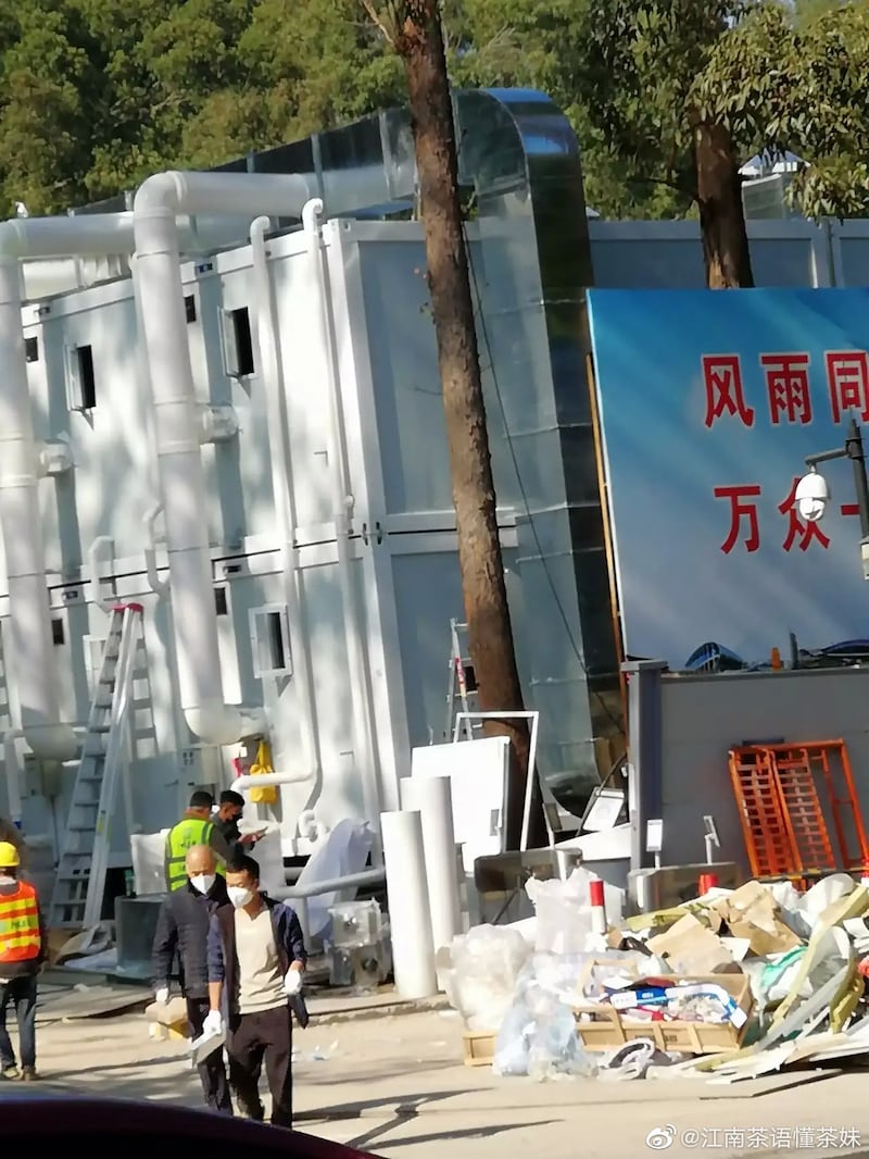 广州方舱医院继续施工,准备应对疫情大爆发。(网络截图/古亭提供)